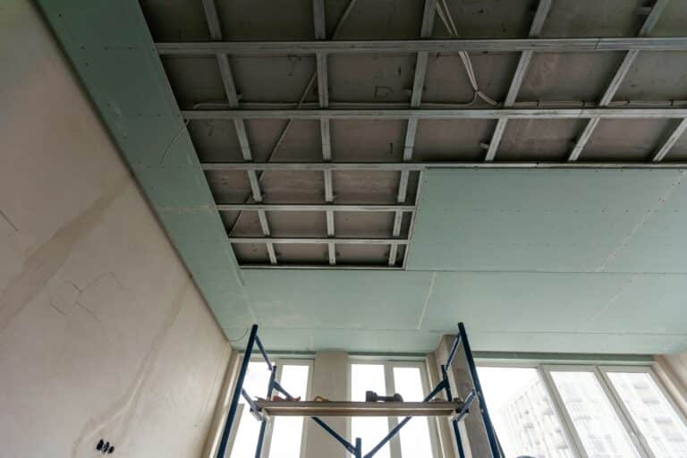 Ceiling installation with expert technicians In the room that is in the construction process